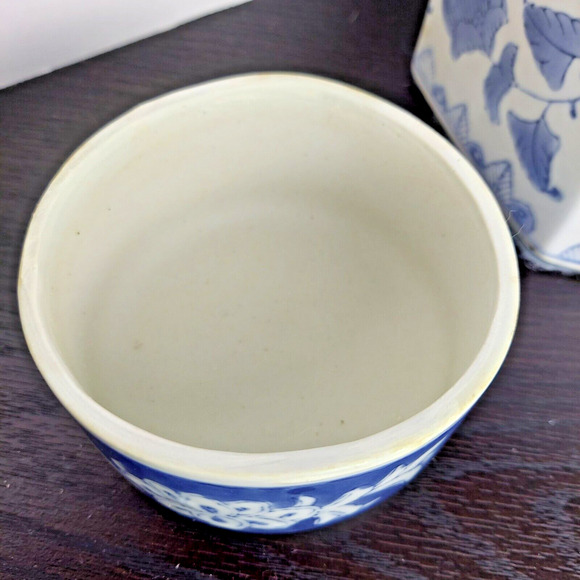 Porcelain Lidded Ginger Jar Vintage Style Blue and White Floral Motif 9" w/Lid - Picture 4 of 15